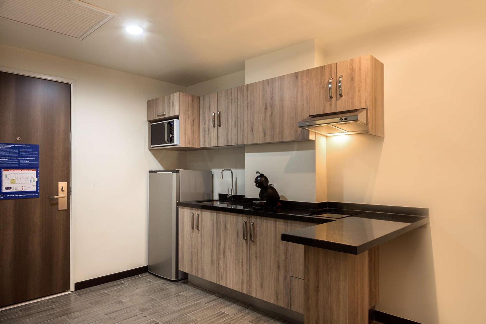 Hampton Inn & Suites By Hilton Salamanca Bajio Eksteriør billede