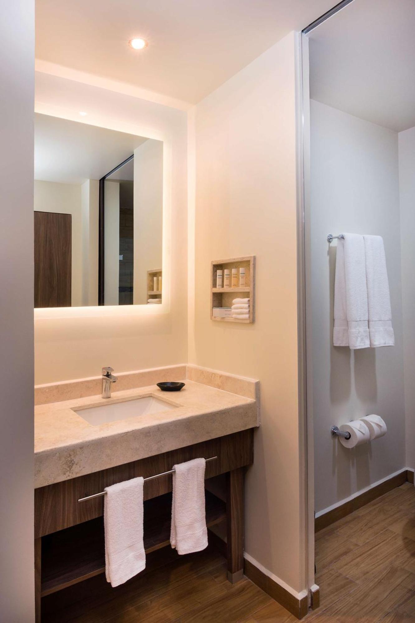 Hampton Inn & Suites By Hilton Salamanca Bajio Eksteriør billede